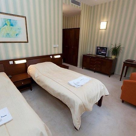 Hotel Sandor Pavillon Пиещани Екстериор снимка