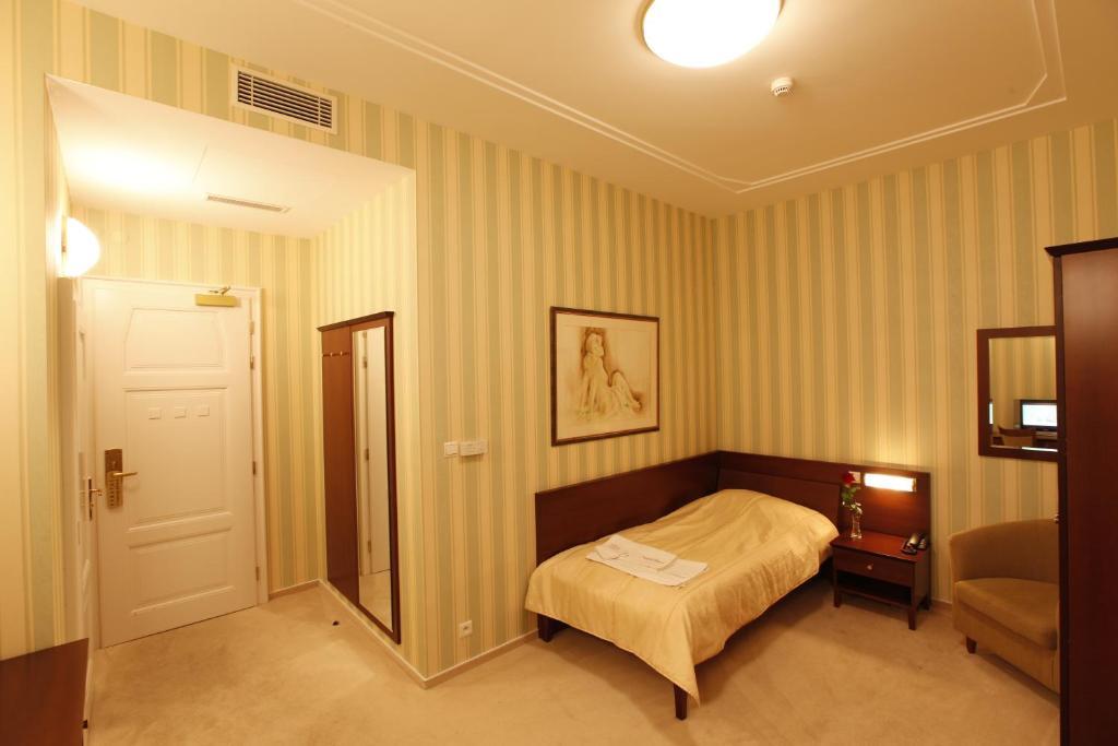 Hotel Sandor Pavillon Пиещани Стая снимка