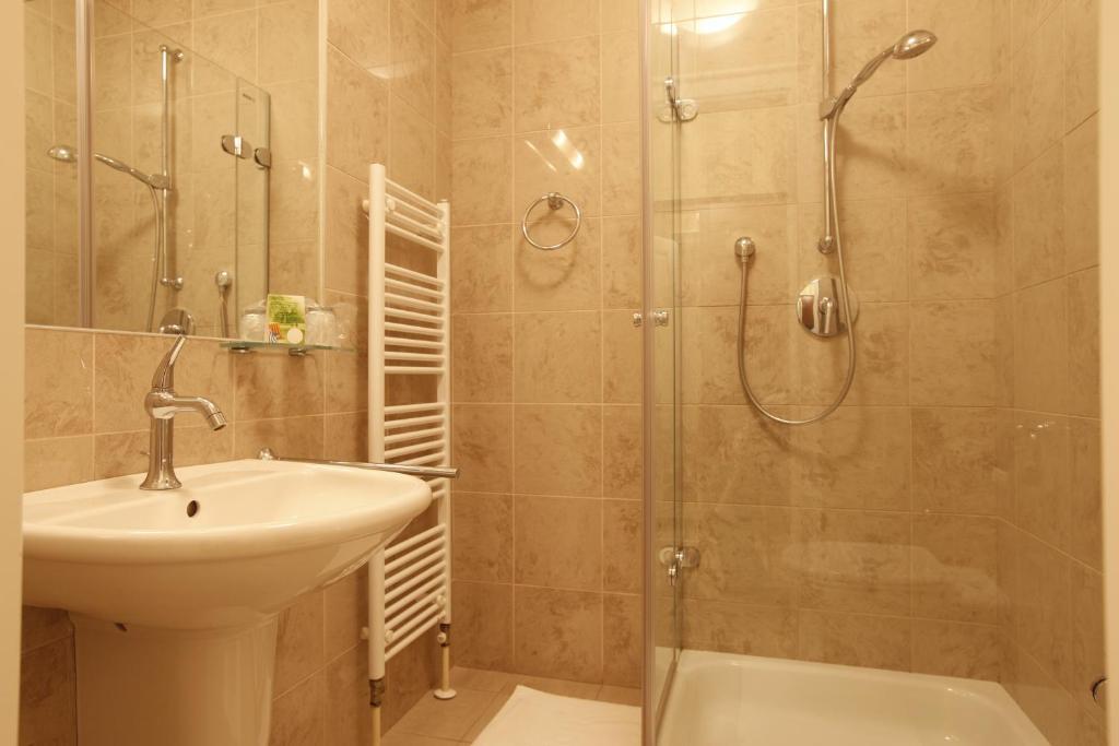 Hotel Sandor Pavillon Пиещани Стая снимка