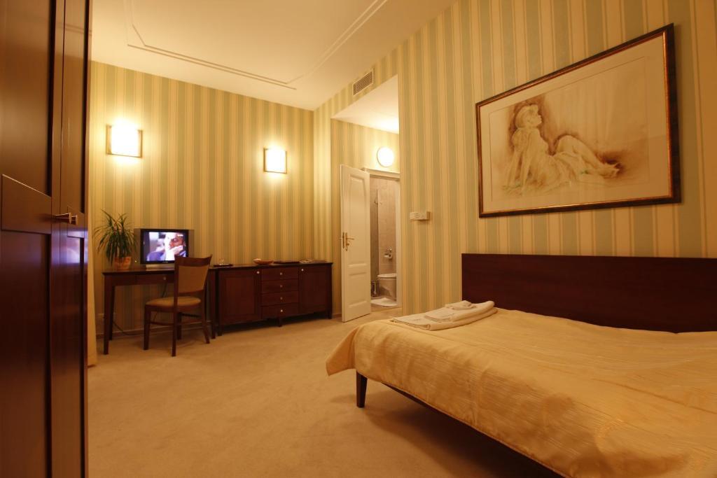 Hotel Sandor Pavillon Пиещани Стая снимка