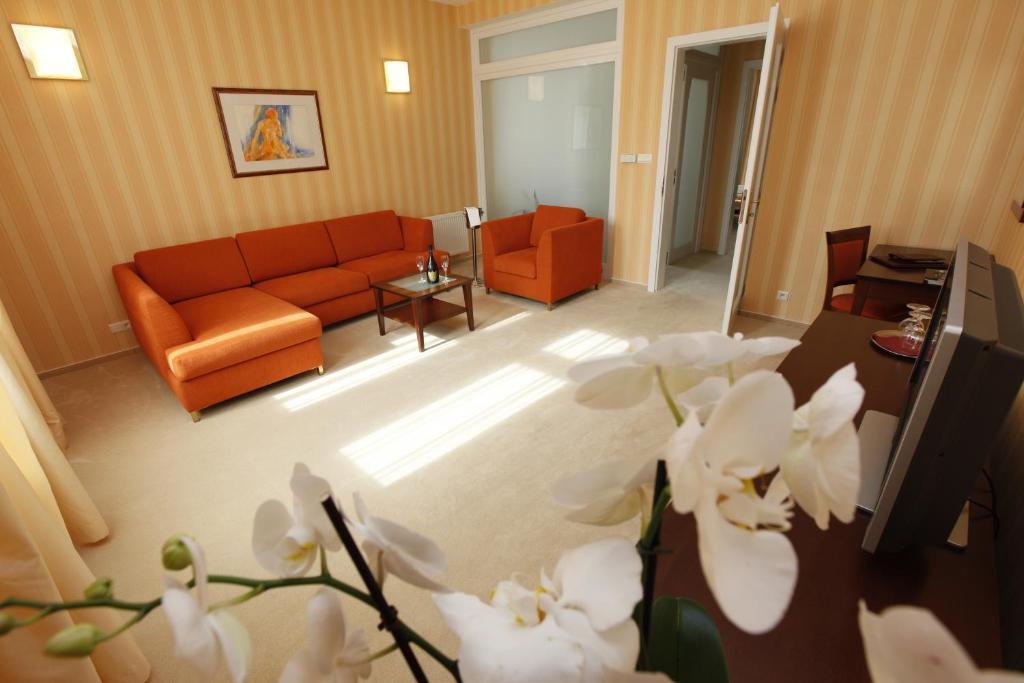 Hotel Sandor Pavillon Пиещани Стая снимка