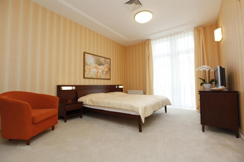 Hotel Sandor Pavillon Пиещани Стая снимка