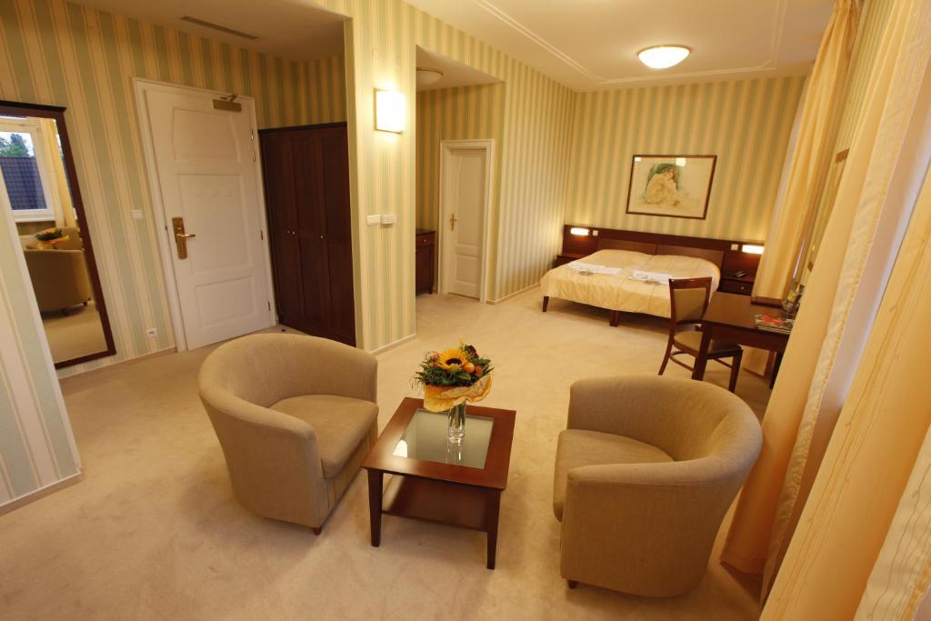 Hotel Sandor Pavillon Пиещани Стая снимка