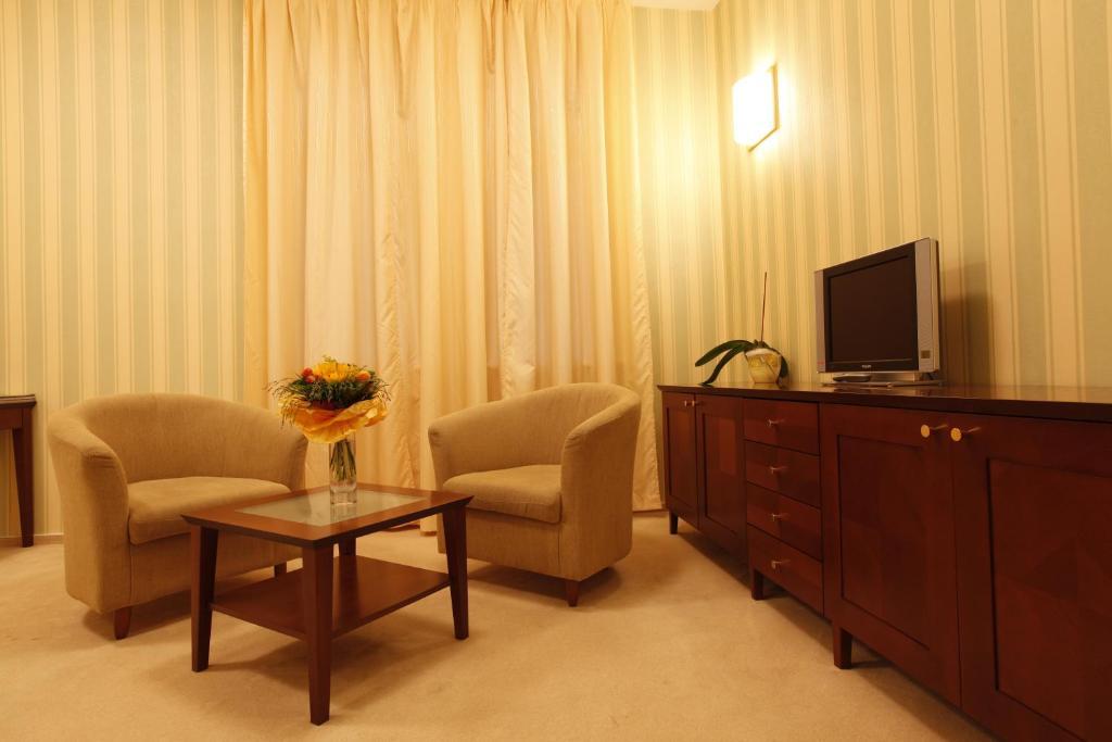 Hotel Sandor Pavillon Пиещани Стая снимка