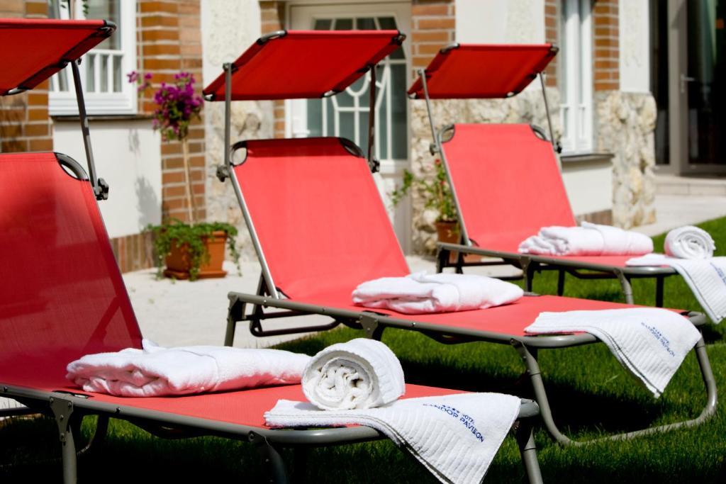 Hotel Sandor Pavillon Пиещани Екстериор снимка
