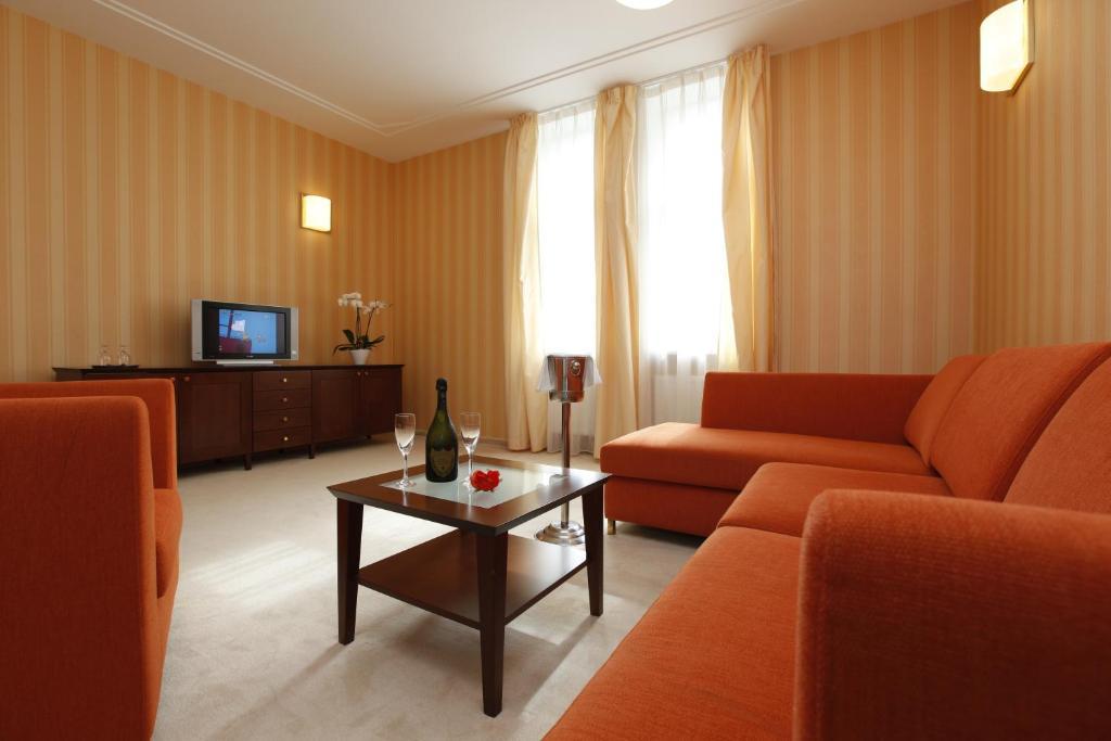 Hotel Sandor Pavillon Пиещани Екстериор снимка