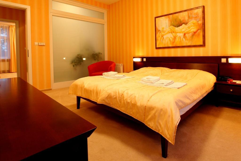 Hotel Sandor Pavillon Пиещани Екстериор снимка