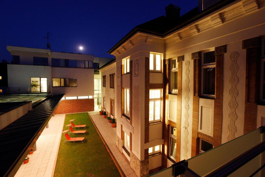 Hotel Sandor Pavillon Пиещани Екстериор снимка