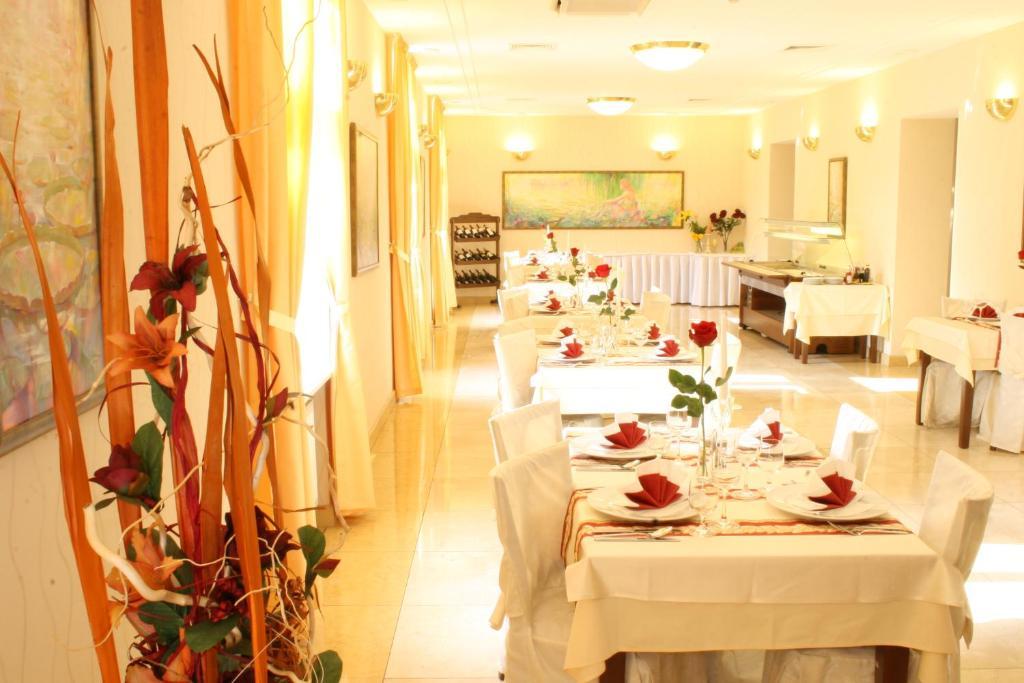 Hotel Sandor Pavillon Пиещани Екстериор снимка