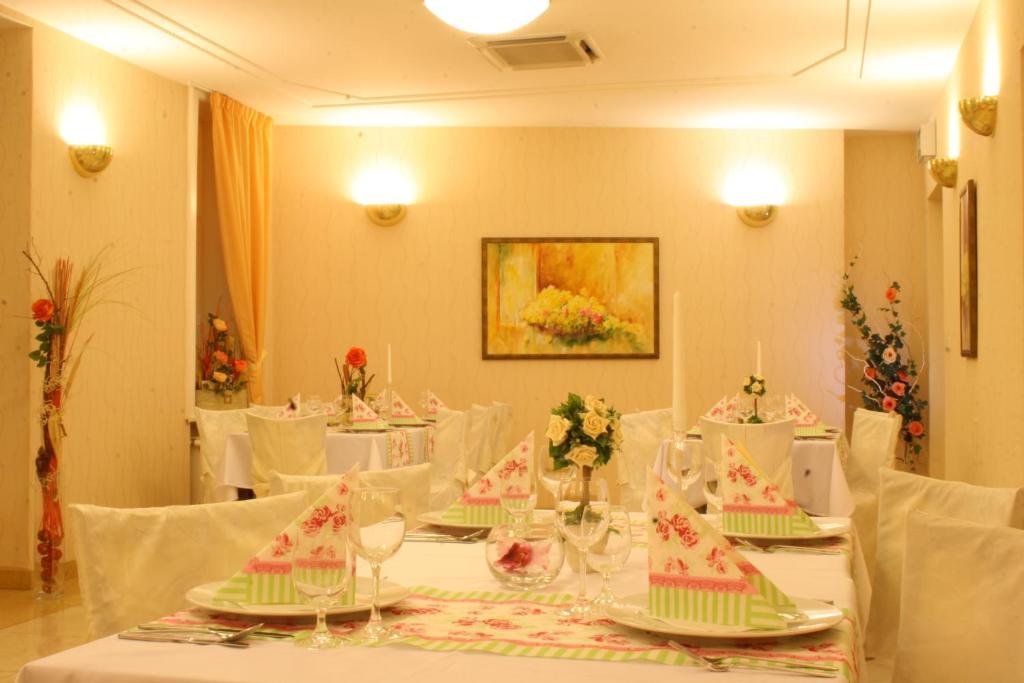 Hotel Sandor Pavillon Пиещани Екстериор снимка