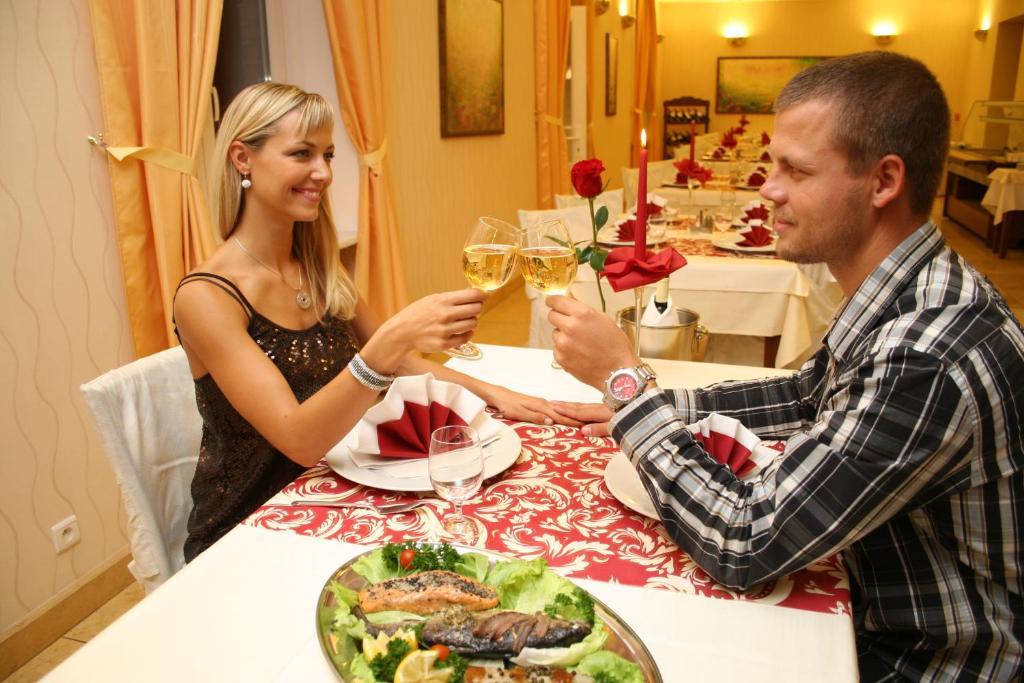 Hotel Sandor Pavillon Пиещани Екстериор снимка