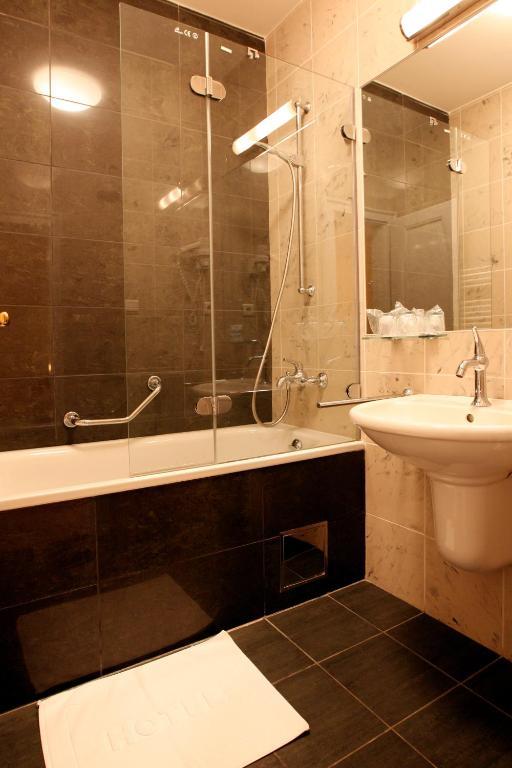 Hotel Sandor Pavillon Пиещани Екстериор снимка