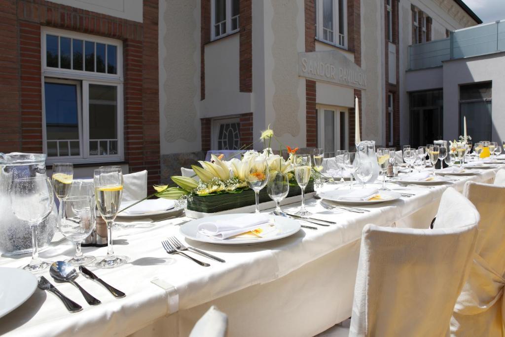 Hotel Sandor Pavillon Пиещани Екстериор снимка