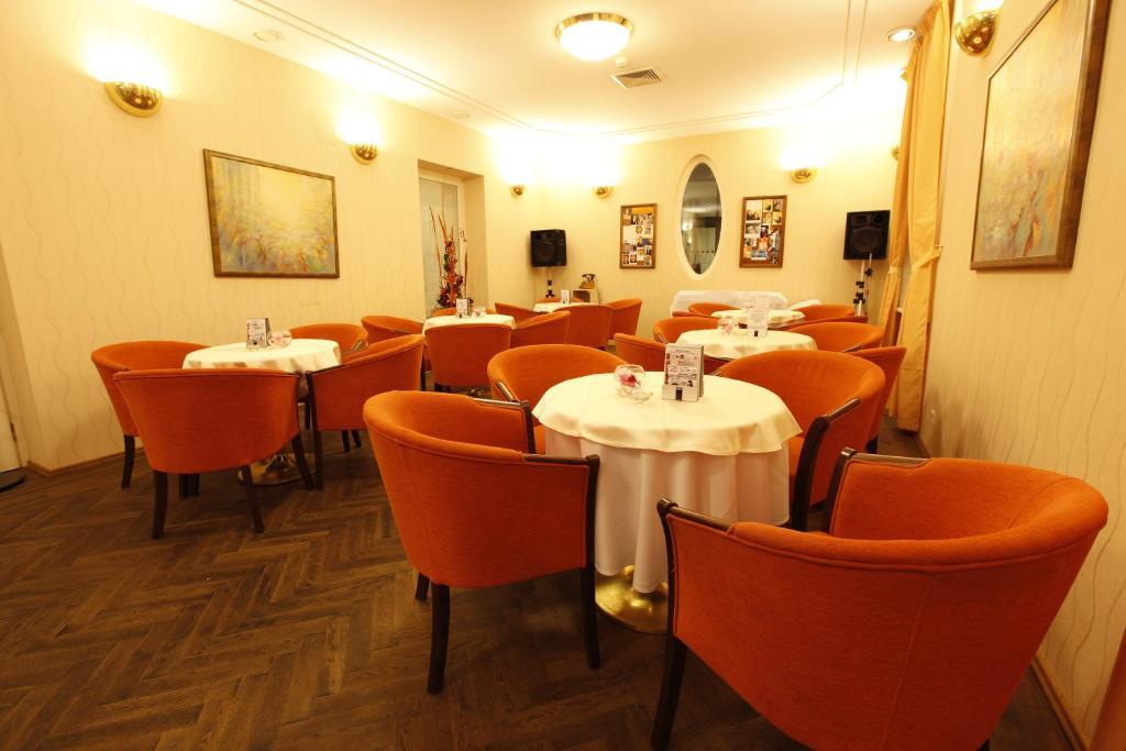 Hotel Sandor Pavillon Пиещани Екстериор снимка