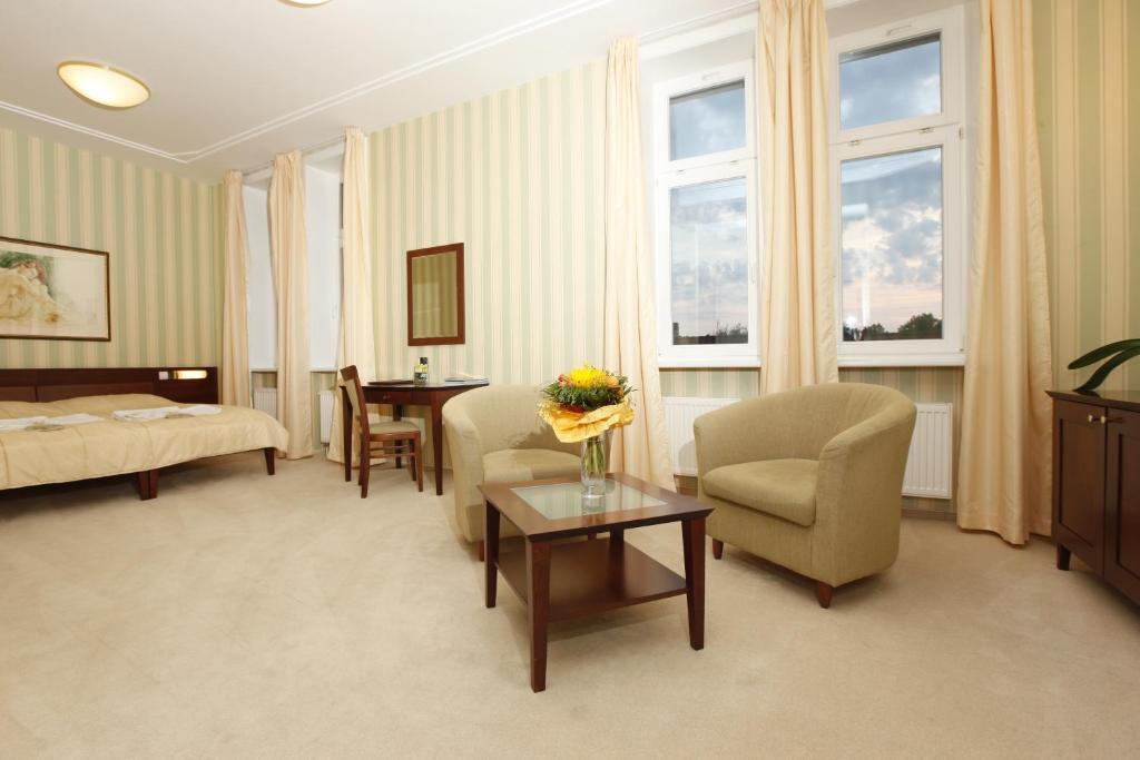 Hotel Sandor Pavillon Пиещани Екстериор снимка