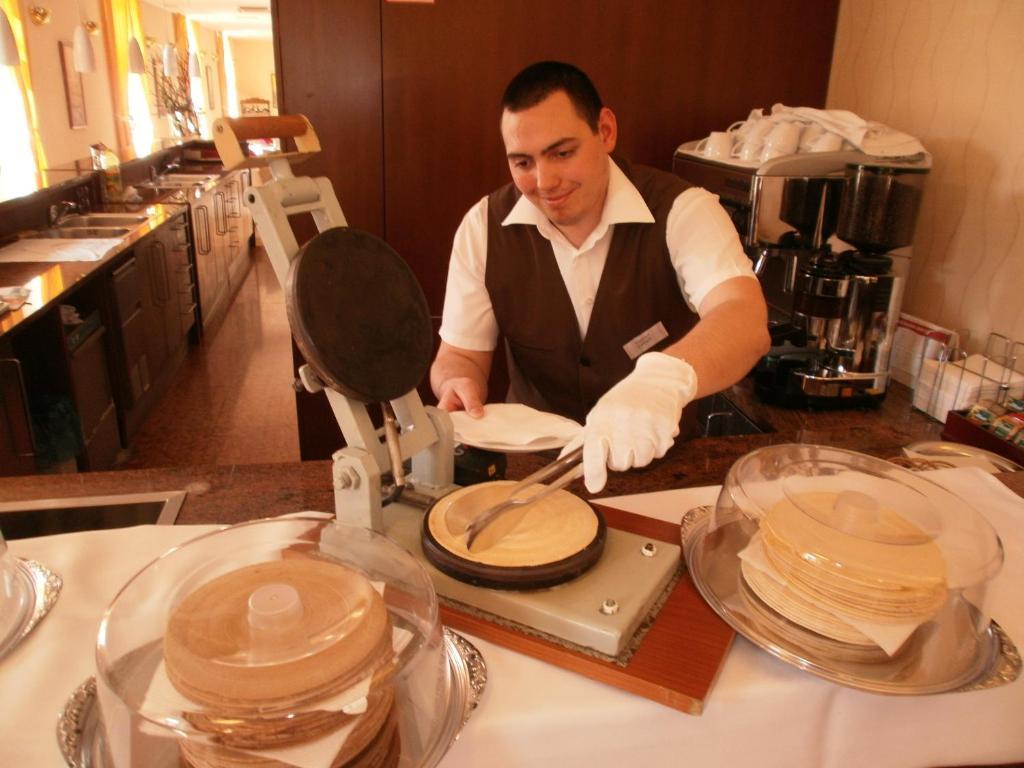 Hotel Sandor Pavillon Пиещани Екстериор снимка