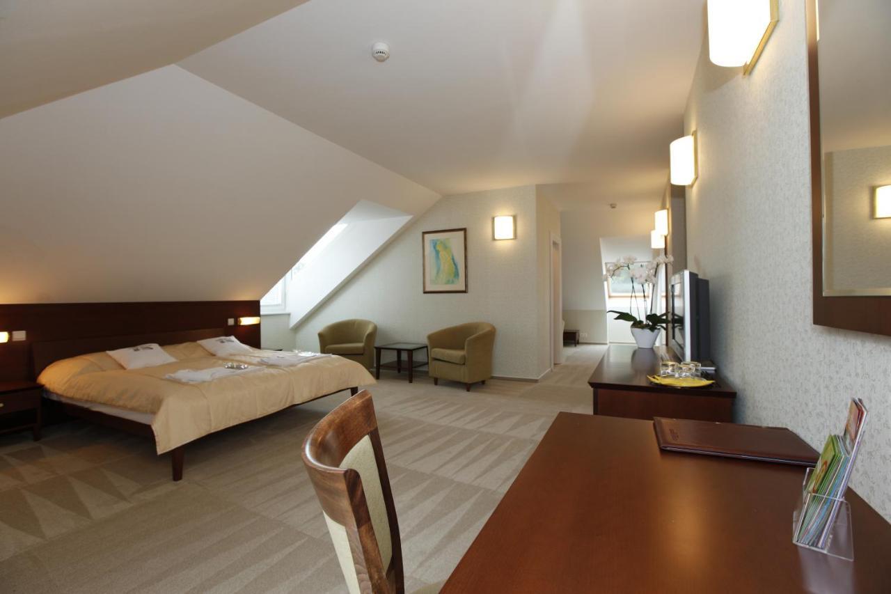 Hotel Sandor Pavillon Пиещани Екстериор снимка